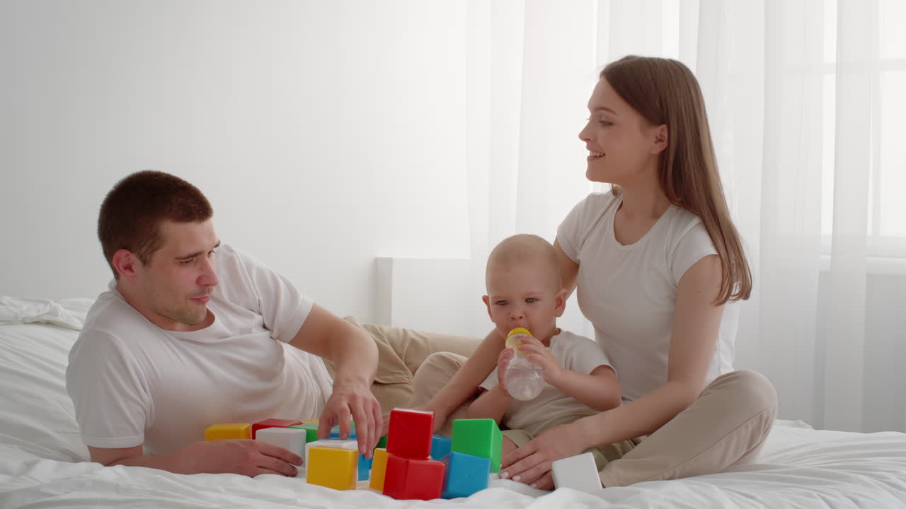 행복 한 가족 이 블록 을 가지고 놀고 있다