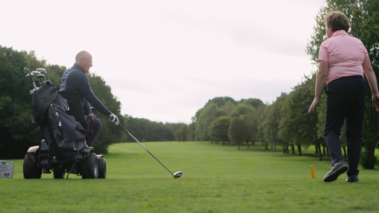 골프 코스 에 있는 골퍼 들