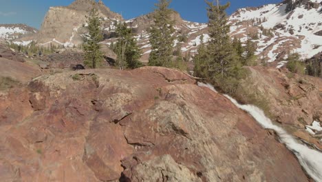 un hombre salta una roca en la superficie del lago blanche en utah