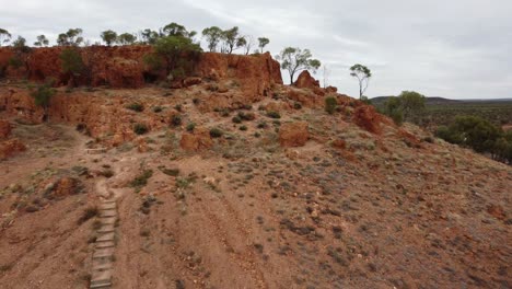 drone volando hacia una colina extraña en el interior de australia