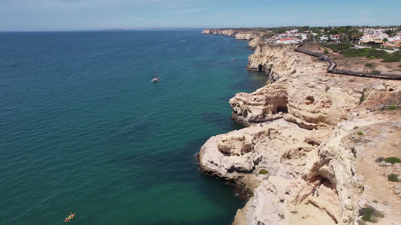 Costa mediterranea a Carvoeiro, Algarve.
