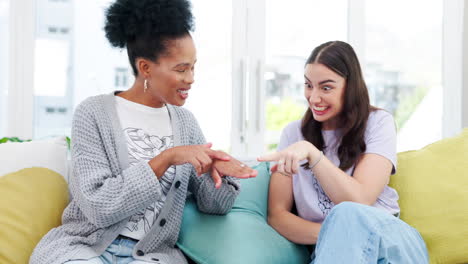 Freunde,-Frauen-Und-Ehering-Auf-Dem-Sofa-Lachend