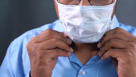 persona que lleva una máscara facial