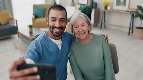 Seniorin,-Betreuerin-Und-Umarmung-Für-Ein-Selfie