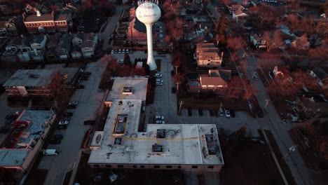 Revelación-Cinematográfica-Del-área-Residencial,-Minear-Lago-Invierno-De-Libertyville,-Illinois,-Puesta-De-Sol-De-Estados-Unidos-Antena-4k