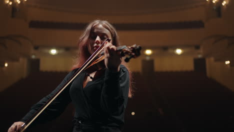 Violinista-Caucásica-Está-Tocando-El-Violín-En-El-Music-Hall-Retrato-Medio-Del-Músico