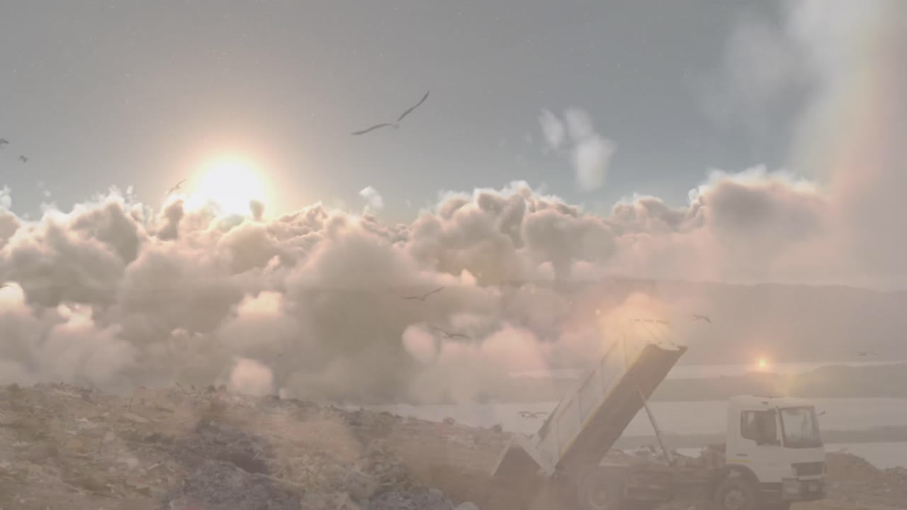 쓰레기 매립장 에 있는 트럭 위 에 구름 뒤 에 태양