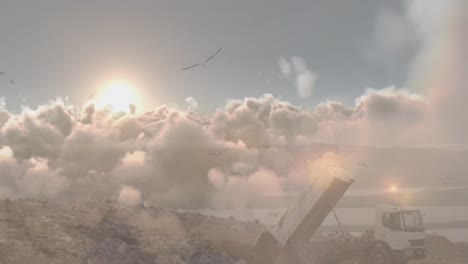 sol detrás de las nubes sobre el camión en el sitio de eliminación de basura
