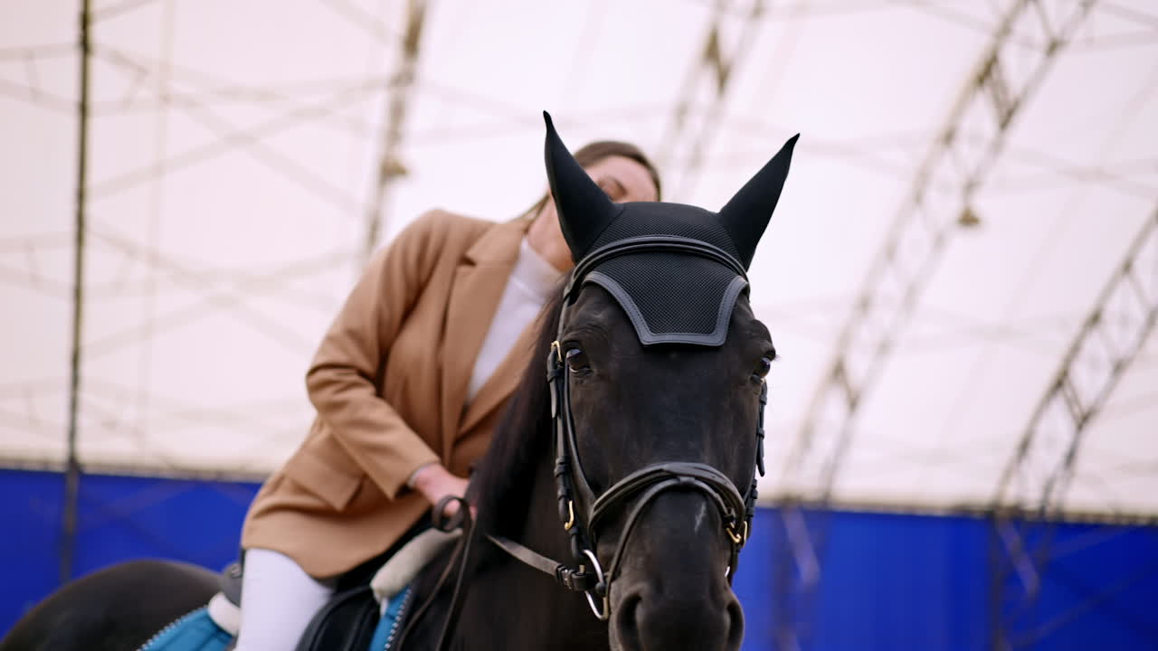 женщина едет на лошади.