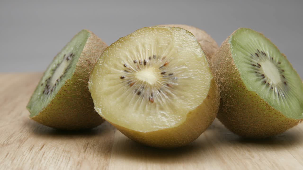 Kiwis rotating green and yellow « gold » studio close-up