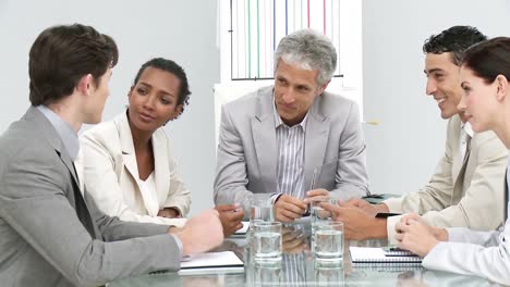 grupo de negocios positivo que tiene una reunión