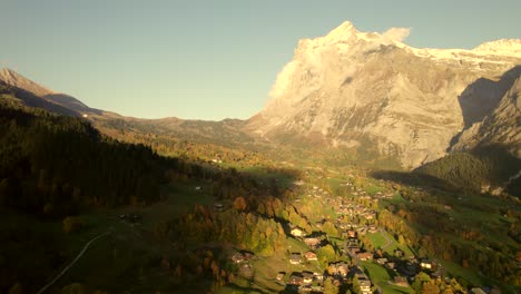 imágenes aéreas de drones dolly de izquierda a derecha sobrevolando el pueblo de grindelwald con maravillosas vistas del monte wetterhorn