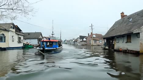 calle inundada del pueblo con bote