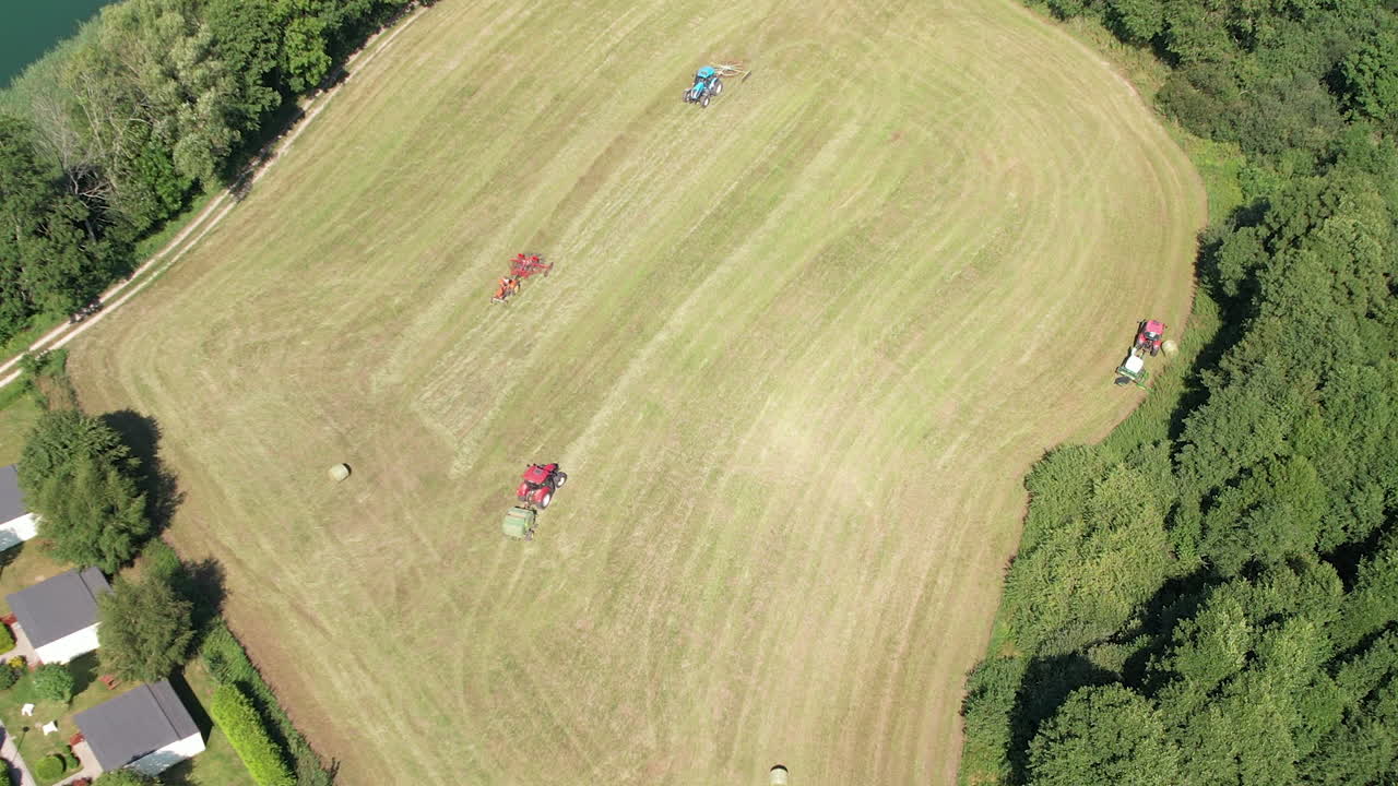 chmielno에서 들판을 가로질러 작업하는 트랙터의 공중 조감도