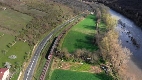 vista aérea de un tren en el valle rural de francia