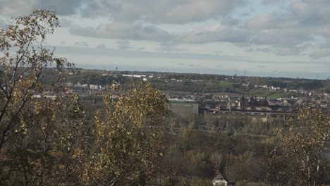 Toma-Panorámica-Del-Paisaje-Urbano-De-Lieja,-Bélgica