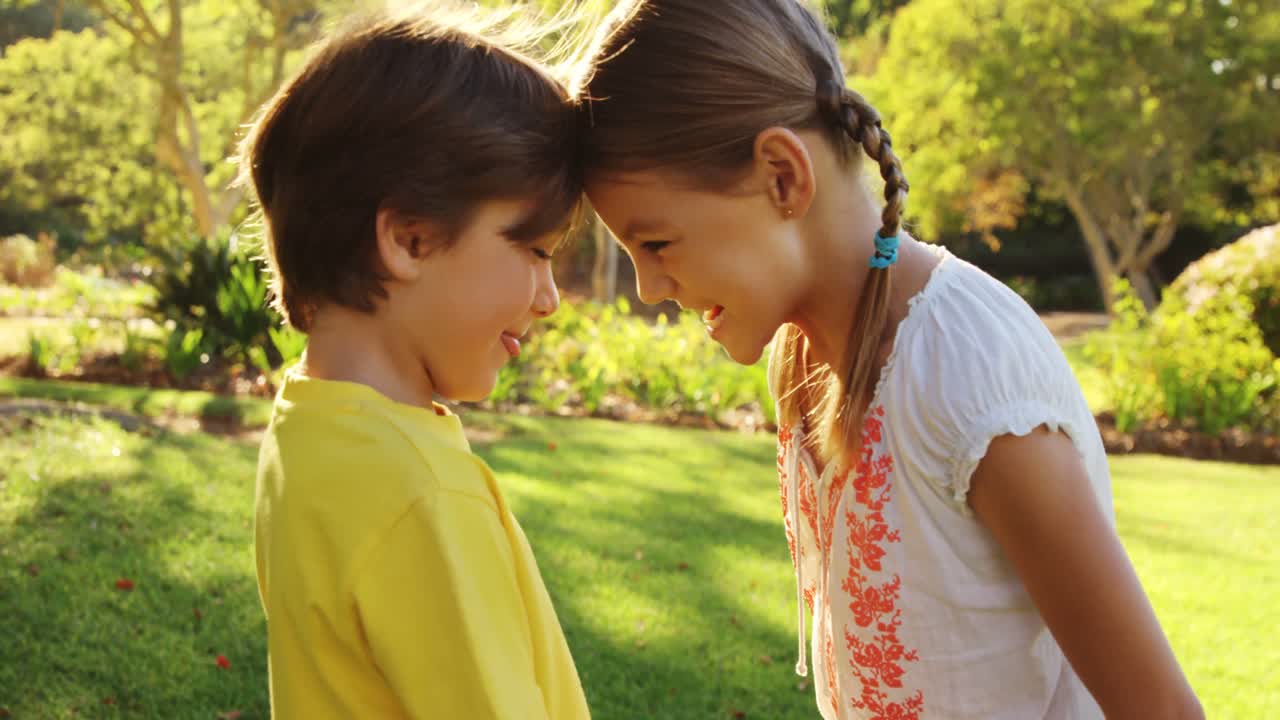 공원에서 놀고 있는 아이들