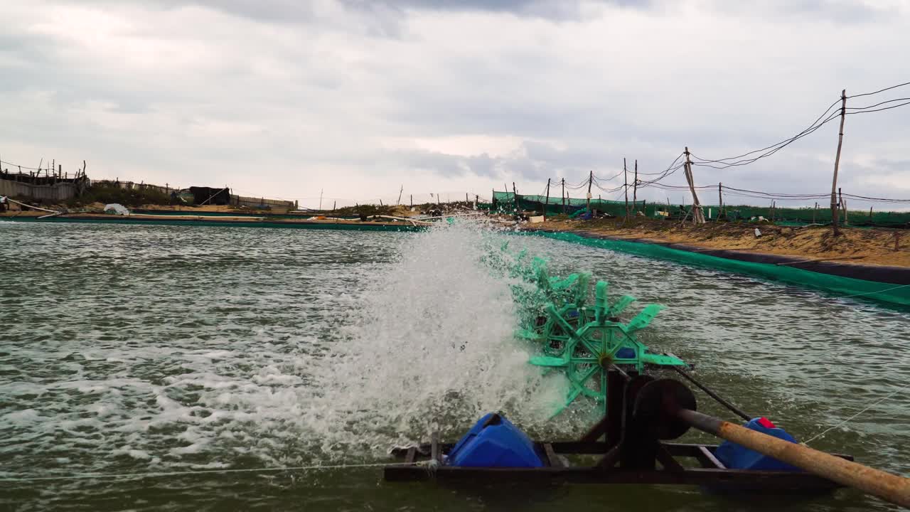 베트남 손하이에 있는 새우 농장 연못에서 회전하는 에어레이터