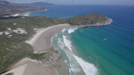 Vista-Aérea-Sobre-La-Bahía-De-Picnic-En-El-Parque-Nacional-Del-Promontorio-De-Wilson-En-Australia---Disparo-De-Drones