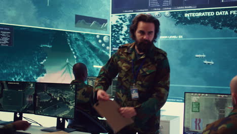 el comandante general de la división naval revisa la información de guerra.