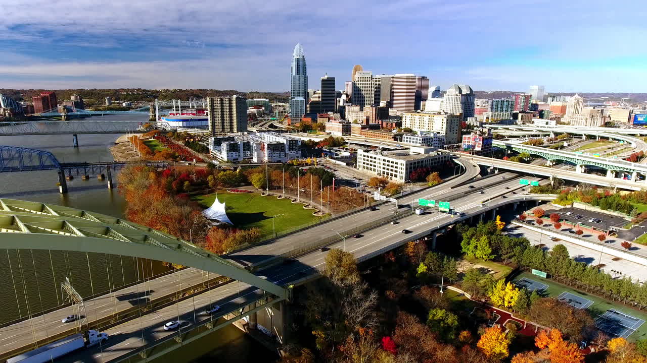 가을에 신시내티 오하이오 시내로 들어가는 바쁜 고속도로의 영화 같은 드론 영상
