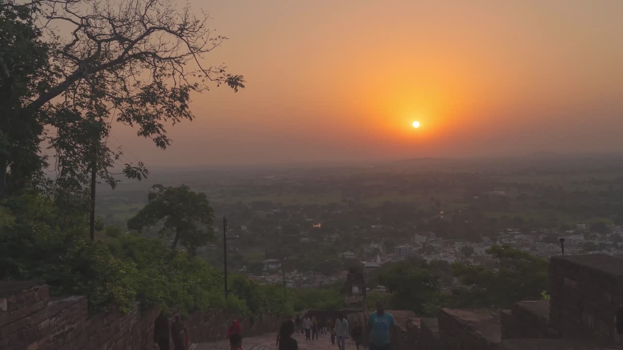 Time-lapse dell'alba con persone in movimento su una fortezza indiana al forte di Narwar, Shivpuri, Madhya Pradesh