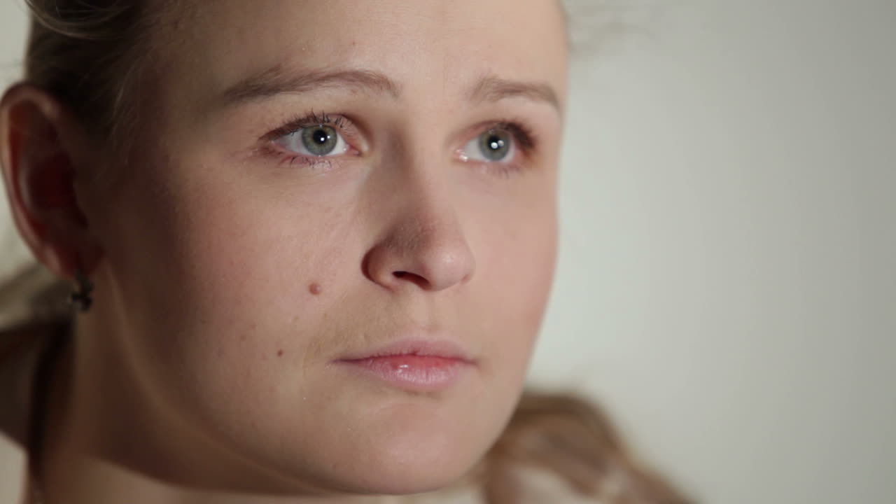 una mujer joven está viendo melodrama y llorando.