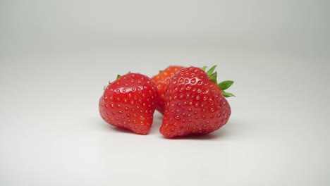 tres deliciosas fresas rojas en la parte superior de la mesa - primer plano
