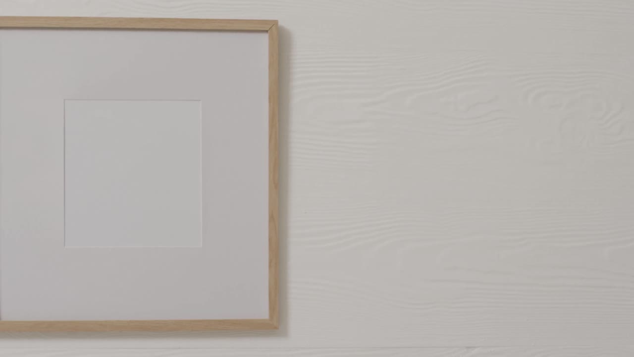 ⁇ 색 배경 과  ⁇ 색 벽 을 가진 복사 공간 을 가진 나무 프레임