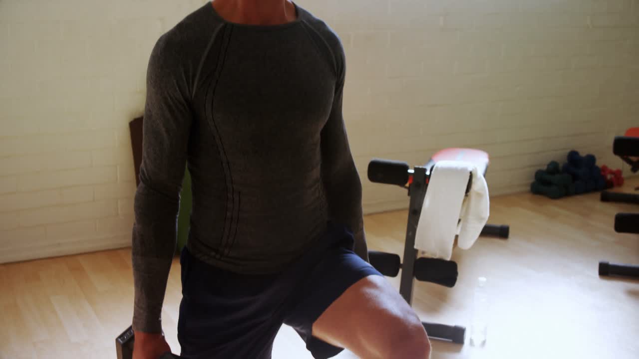 hombre haciendo ejercicio con pesas 4k 4k