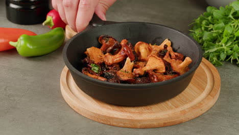 preparing delicious pan-fried chanterelle mushrooms