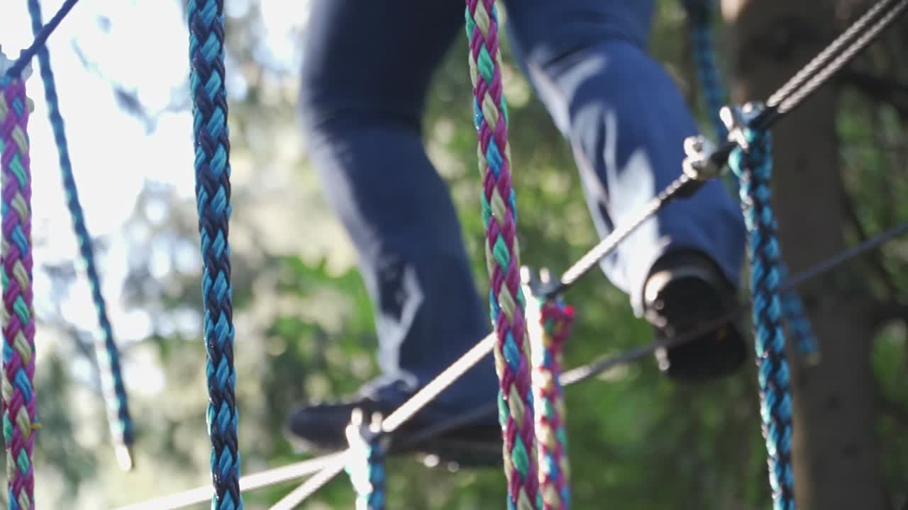 el hombre camina con cuidado la cuerda en el