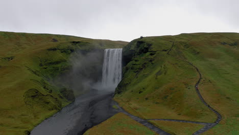 Antena:-Toma-En-órbita-Lenta-De-La-Cascada-De-Skogafoss-En-Islandia-En-Un-Día-Nublado