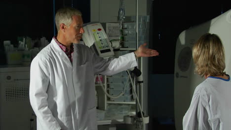 un médico prepara a un paciente para una tomografía computarizada