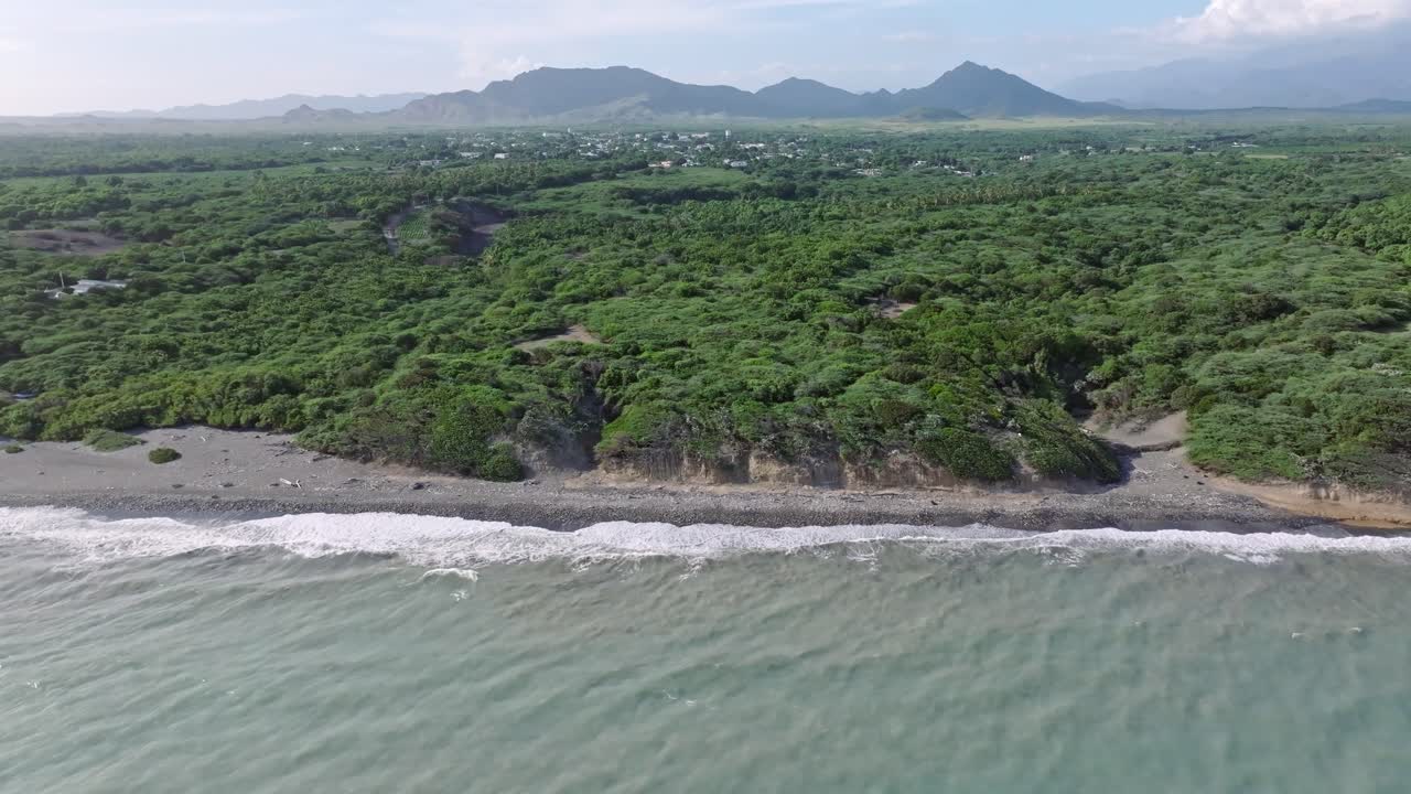 vista panorámica aérea que muestra la playa de matanzas con un paisaje verde y montañas en el fondo - baní, república dominicana