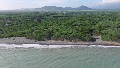 Vista-Panorámica-Aérea-Que-Muestra-La-Playa-De-Matanzas-Con-Paisajes-Verdes-Y-Montañas-En-El-Fondo---Bani,-República-Dominicana