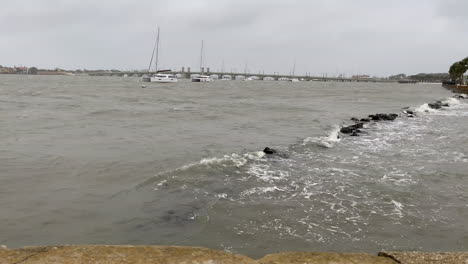 el agua del huracán sobrepasa la barrera de inundación mientras la tormenta toca tierra, florida