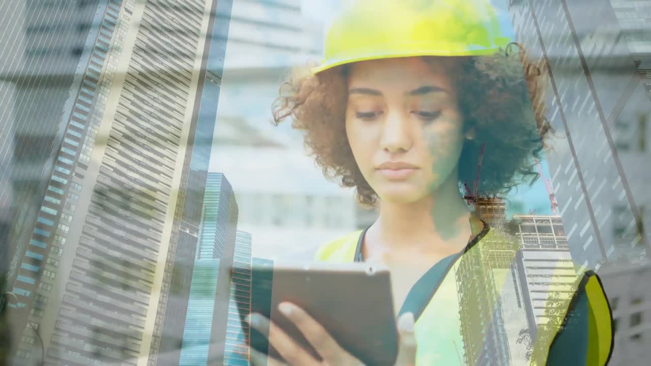 ingeniera de construcción comprobando su dispositivo móvil