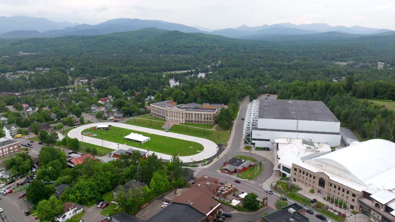 Veduta aerea dell'Ovale Olimpico di Pattinaggio di Velocità e del Centro Olimpico a Lake Placid.