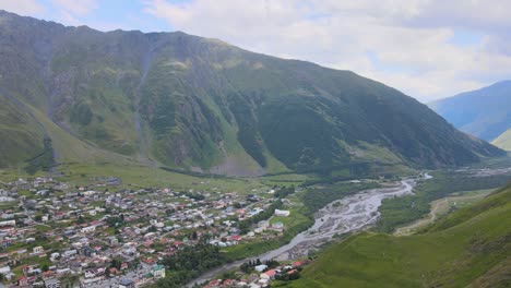 una pintoresca ciudad ubicada en un valle exuberante al lado de un río que fluye