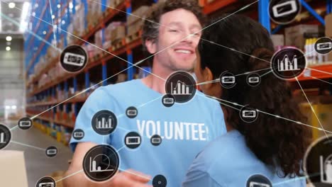 animación de una red de iconos digitales sobre diversos voluntarios y voluntarias discutiendo en el almacén