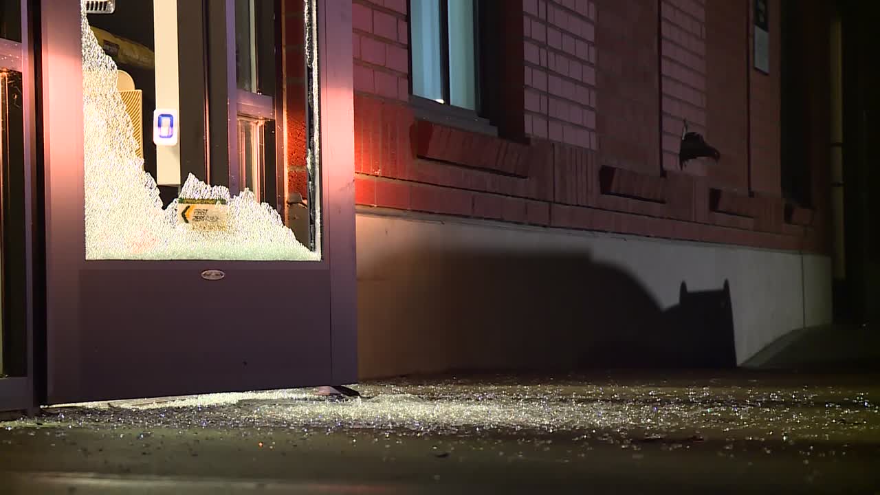 밤에 깨진 유리문