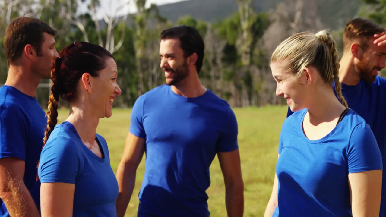 부트 캠프 4k에서 서로 상호 작용하는 사람들의 그룹