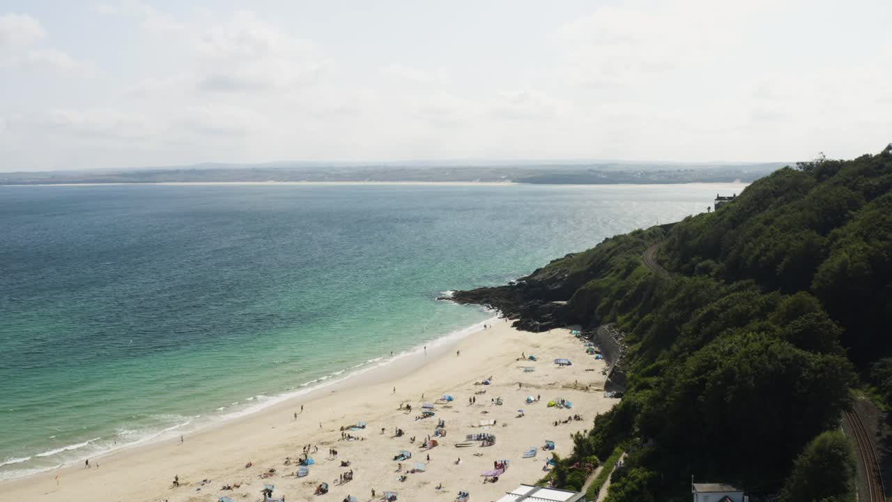 vista aérea de la pintoresca playa con turistas disfrutando de las vacaciones en st ives, cornwall, inglaterra - disparo de drones