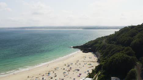 Luftaufnahme-Des-Malerischen-Strandes-Mit-Touristen,-Die-Den-Urlaub-In-St