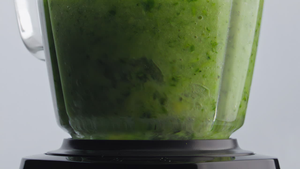 mezclador de puré de verduras en primer plano en cámara súper lenta. batido vegetariano