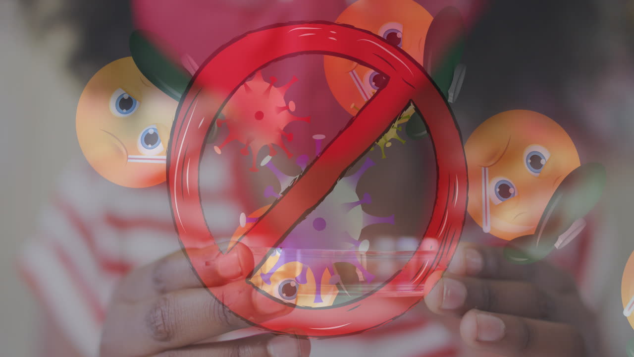 señal de parada y emojis de cara enferma moviéndose contra una mujer con máscara facial sosteniendo una muestra de plasma