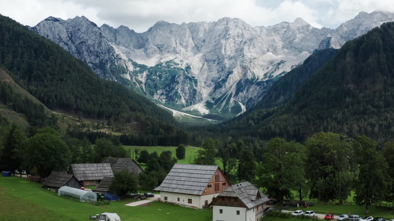 vista aérea del valle alpino con granja rústica en frente, jezersko, eslovenia, alpes europeos, paisaje montañoso escénico