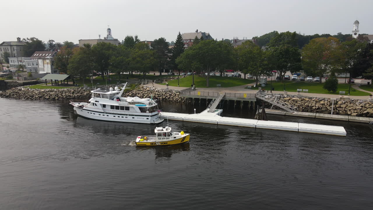 pequeño remolcador, remolcador llegando al muelle en la ciudad de bath, maine