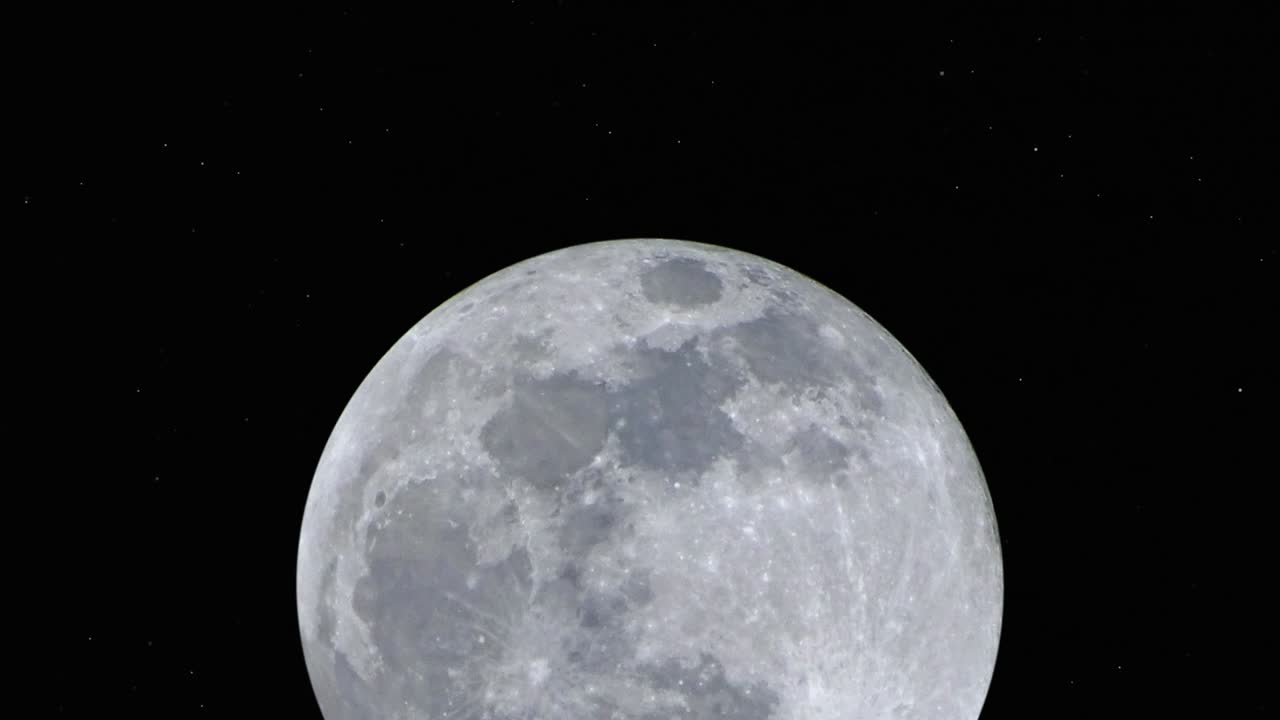 우주에서 움직이는 달의 이미지.